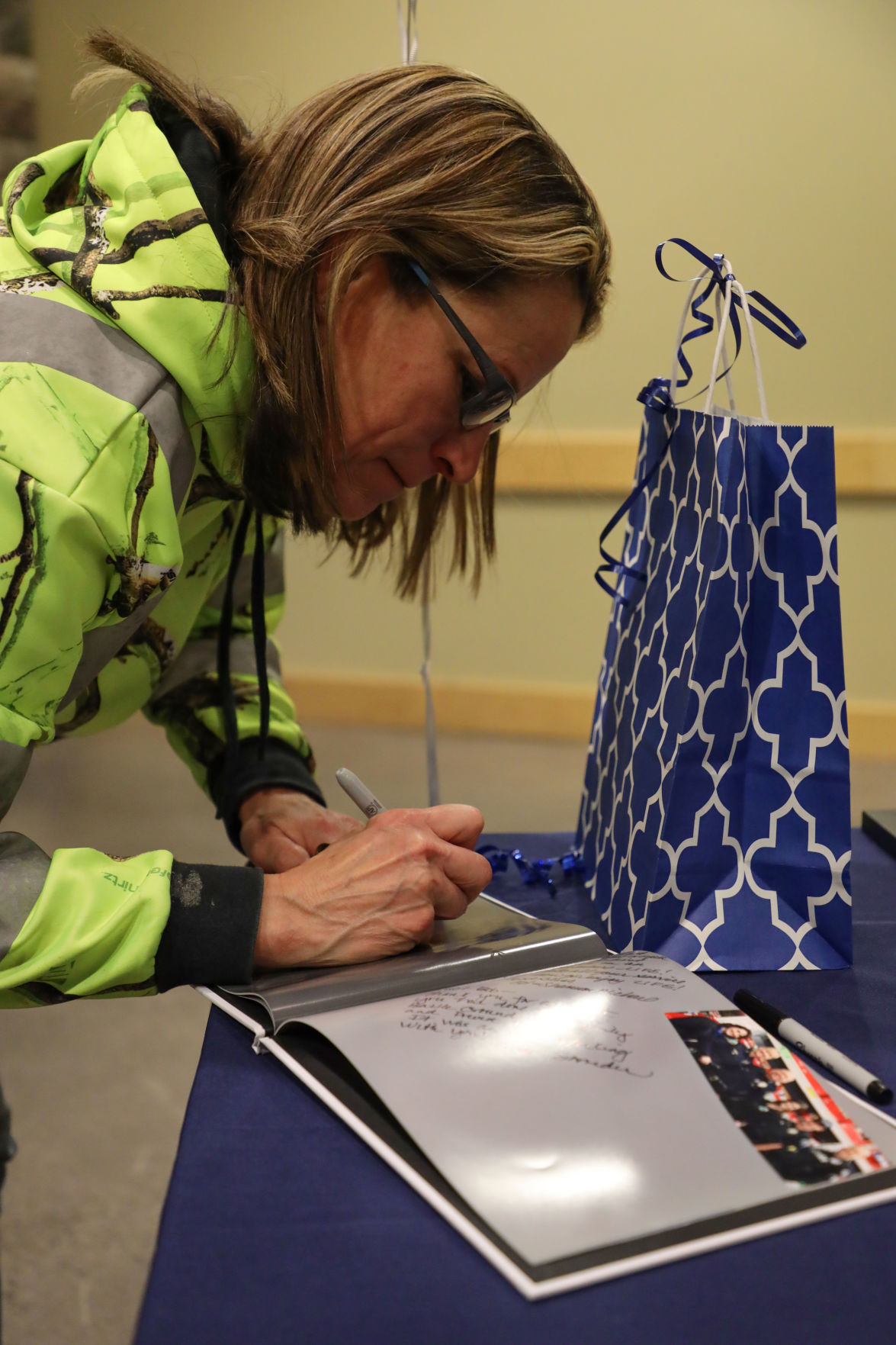 Battle Ground resident signs Richardson's guest book